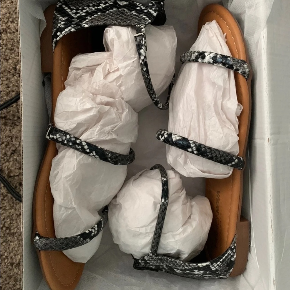 NIB FashionNova Snakeskin Sandals - Picture 5 of 6